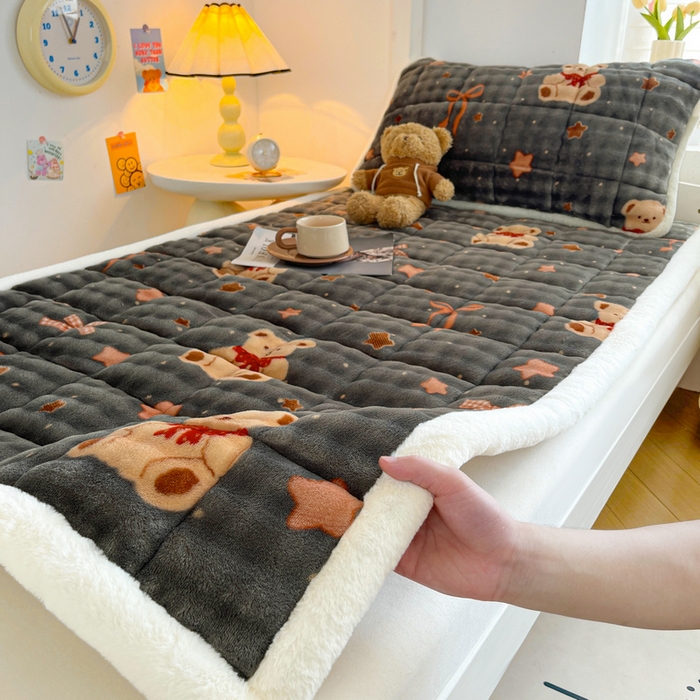 91家纺网 家纺一手货源 找家纺 梵朴 2025新款牛奶绒泡泡兔毛绒床垫学生宿舍床褥子床护垫学生款印花系列 星星小熊灰