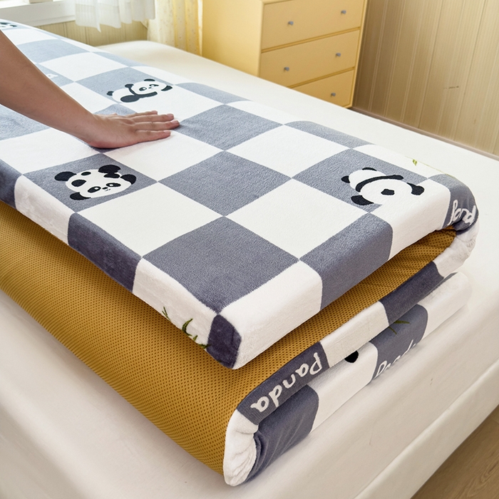 91家纺网 家纺一手货源 找家纺 北辰 2025新款冬季牛奶绒海绵床垫可拆洗软垫学生上下铺床垫可定制 方格熊猫灰