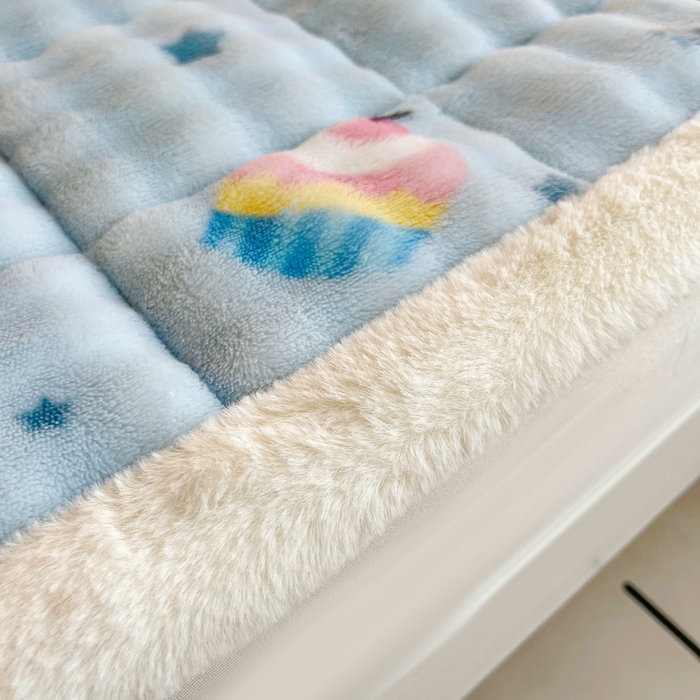 91家纺网 家纺一手货源 找家纺 梵朴 2025新款牛奶绒泡泡兔毛绒床垫学生宿舍床褥子床护垫学生款印花系列 音乐狗蓝