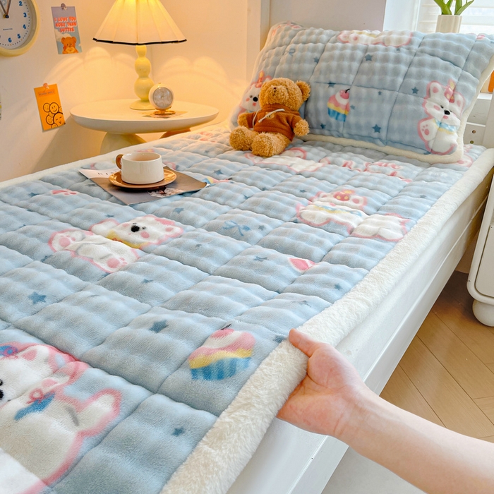 91家纺网 家纺一手货源 找家纺 梵朴 2025新款牛奶绒泡泡兔毛绒床垫学生宿舍床褥子床护垫学生款印花系列 音乐狗蓝