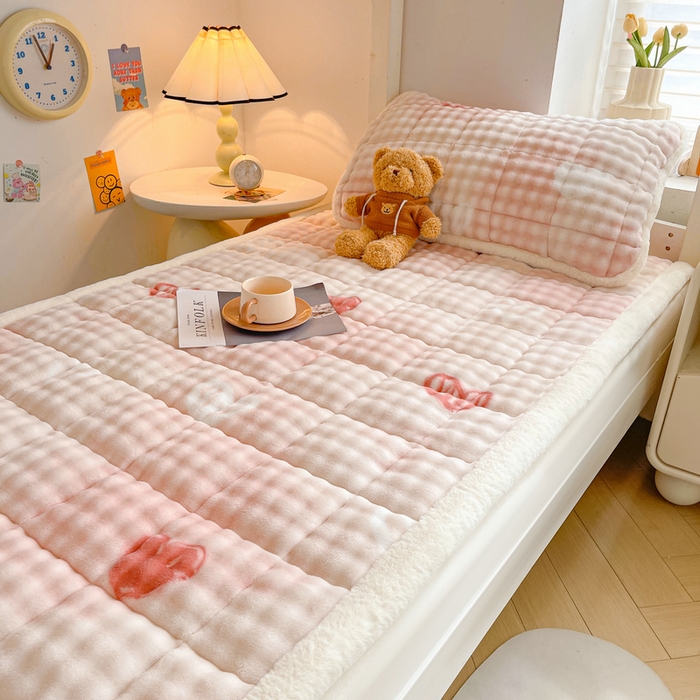 91家纺网 家纺一手货源 找家纺 梵朴 2025新款牛奶绒泡泡兔毛绒床垫学生宿舍床褥子床护垫学生款印花系列 云纹爱心粉