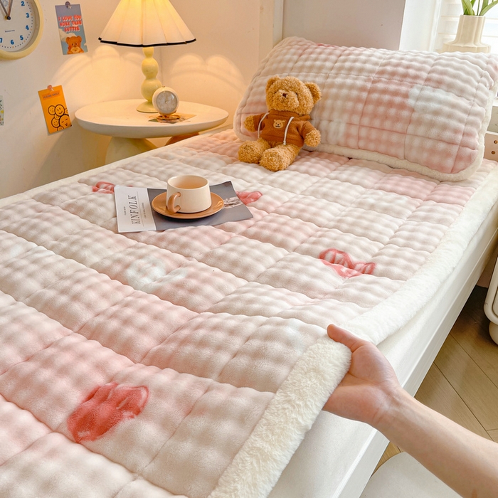 91家纺网 家纺一手货源 找家纺 梵朴 2025新款牛奶绒泡泡兔毛绒床垫学生宿舍床褥子床护垫学生款印花系列 云纹爱心粉