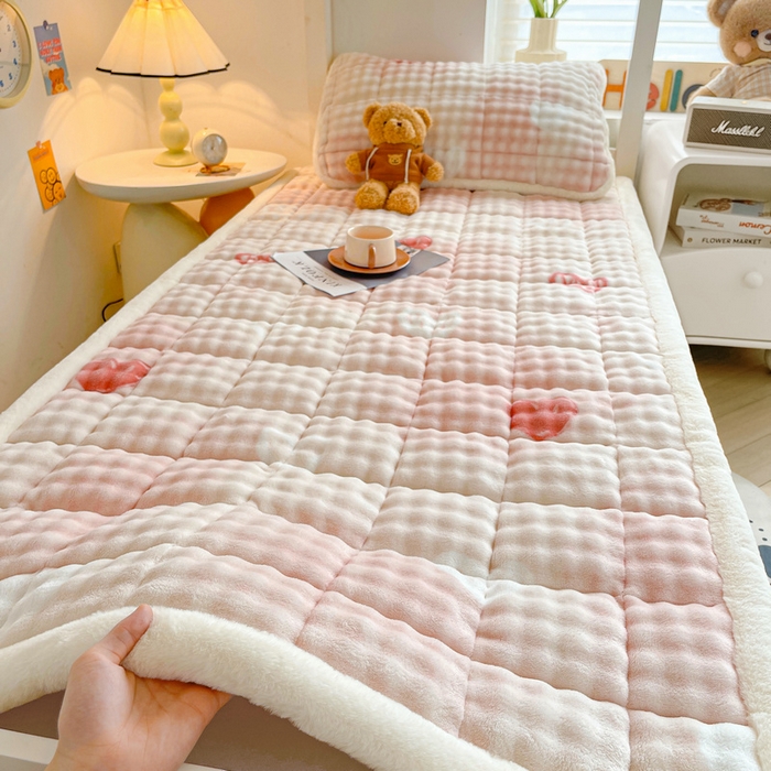 91家纺网 家纺一手货源 找家纺 梵朴 2025新款牛奶绒泡泡兔毛绒床垫学生宿舍床褥子床护垫学生款印花系列 云纹爱心粉