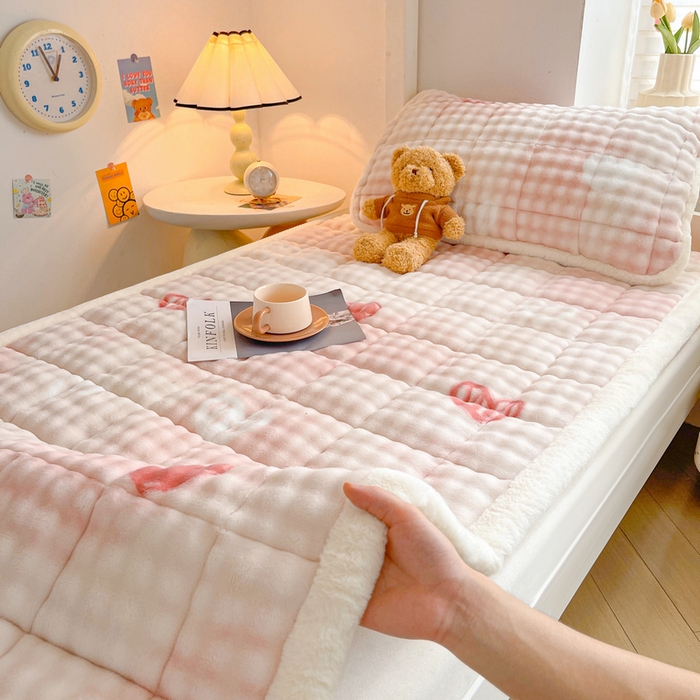 91家纺网 家纺一手货源 找家纺 梵朴 2025新款牛奶绒泡泡兔毛绒床垫学生宿舍床褥子床护垫学生款印花系列 云纹爱心粉