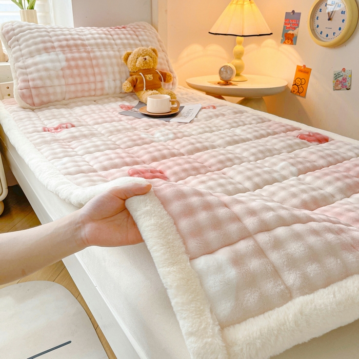91家纺网 家纺一手货源 找家纺 梵朴 2025新款牛奶绒泡泡兔毛绒床垫学生宿舍床褥子床护垫学生款印花系列 云纹爱心粉
