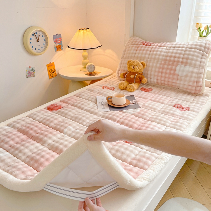 91家纺网 家纺一手货源 找家纺 梵朴 2025新款牛奶绒泡泡兔毛绒床垫学生宿舍床褥子床护垫学生款印花系列 云纹爱心粉