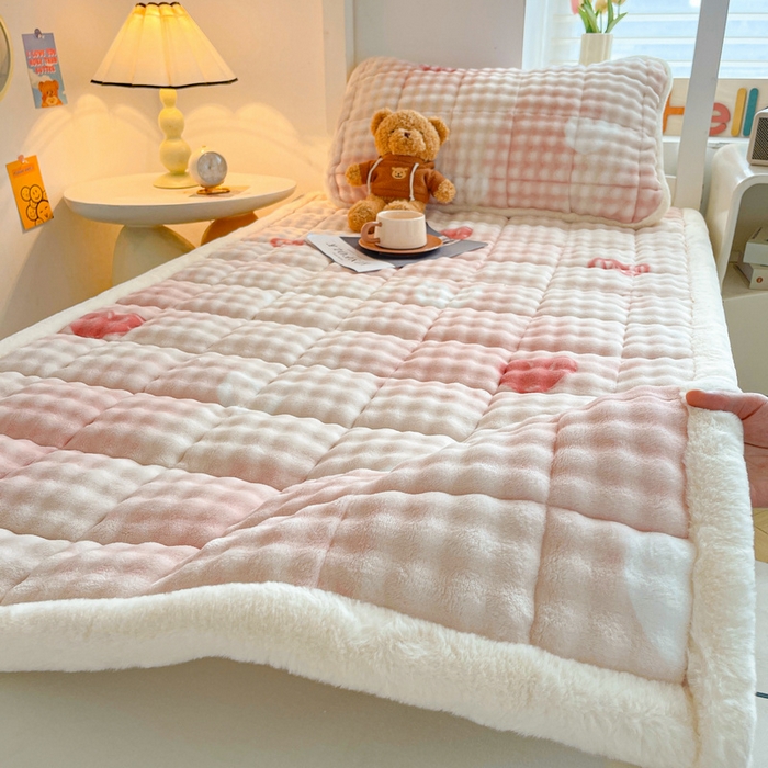 91家纺网 家纺一手货源 找家纺 梵朴 2025新款牛奶绒泡泡兔毛绒床垫学生宿舍床褥子床护垫学生款印花系列 云纹爱心粉