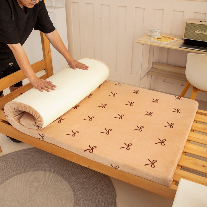 91家纺网 家纺一手货源 找家纺 北辰 2025新款冬季牛奶绒海绵床垫可拆洗软垫学生上下铺床垫 lovely蝴蝶结