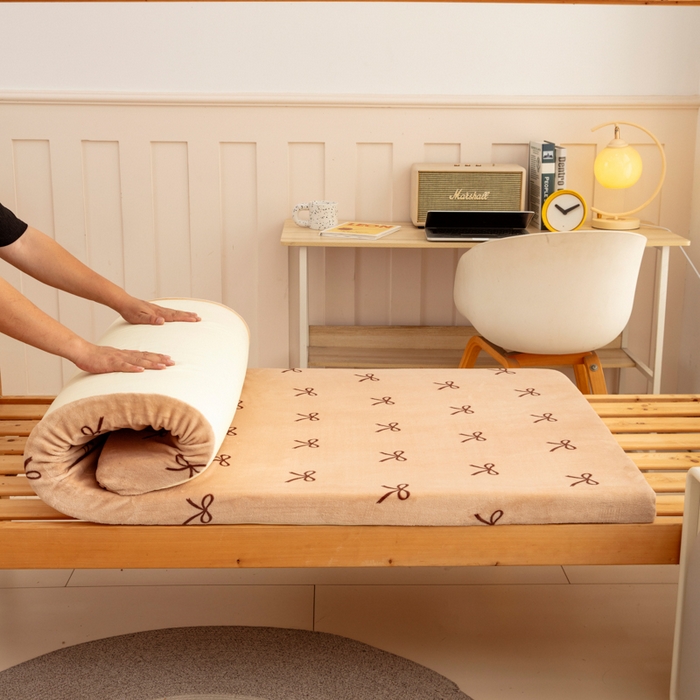 91家纺网 家纺一手货源 找家纺 北辰 2025新款冬季牛奶绒海绵床垫可拆洗软垫学生上下铺床垫 lovely蝴蝶结