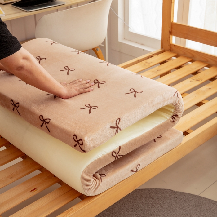 91家纺网 家纺一手货源 找家纺 北辰 2025新款冬季牛奶绒海绵床垫可拆洗软垫学生上下铺床垫 lovely蝴蝶结