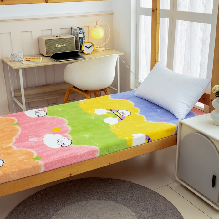 91家纺网 家纺一手货源 找家纺 北辰 2025新款冬季牛奶绒海绵床垫可拆洗软垫学生上下铺床垫 彩虹狗宝