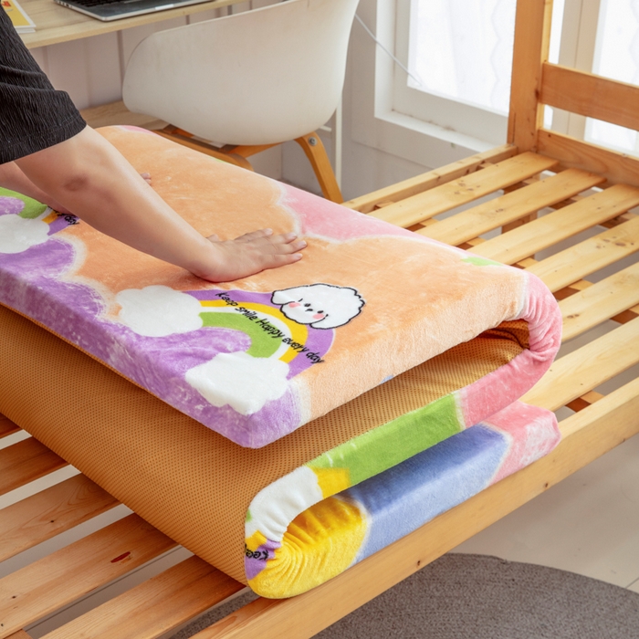 91家纺网 家纺一手货源 找家纺 北辰 2025新款冬季牛奶绒海绵床垫可拆洗软垫学生上下铺床垫 彩虹狗宝