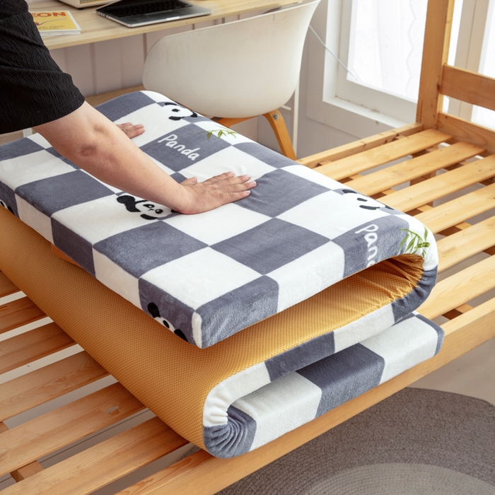 91家纺网 家纺一手货源 找家纺 北辰 2025新款冬季牛奶绒海绵床垫可拆洗软垫学生上下铺床垫 灰格熊猫