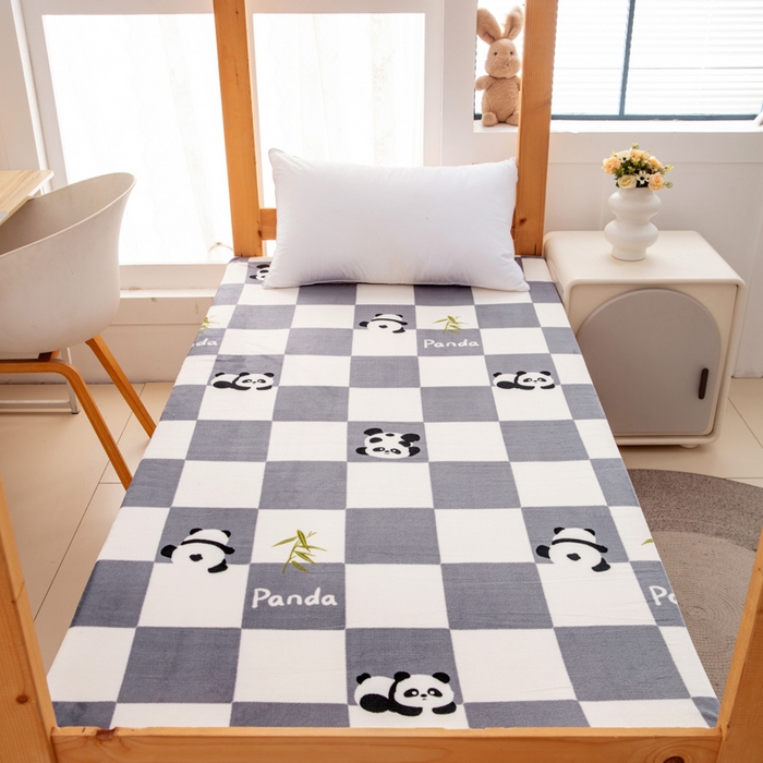 91家纺网 家纺一手货源 找家纺 北辰 2025新款冬季牛奶绒海绵床垫可拆洗软垫学生上下铺床垫 灰格熊猫