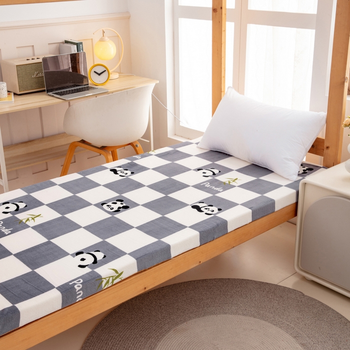 91家纺网 家纺一手货源 找家纺 北辰 2025新款冬季牛奶绒海绵床垫可拆洗软垫学生上下铺床垫 灰格熊猫