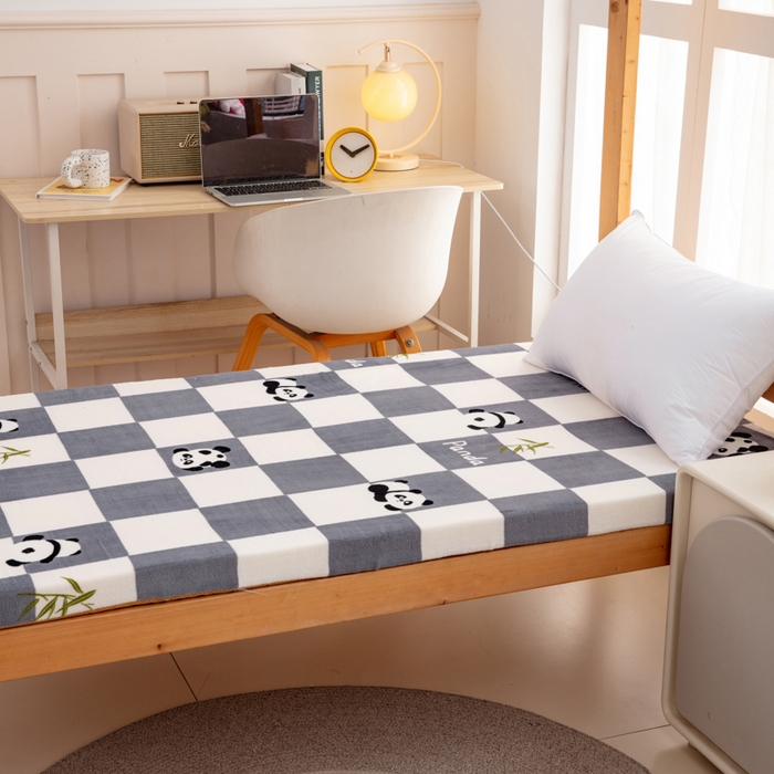 91家纺网 家纺一手货源 找家纺 北辰 2025新款冬季牛奶绒海绵床垫可拆洗软垫学生上下铺床垫 灰格熊猫