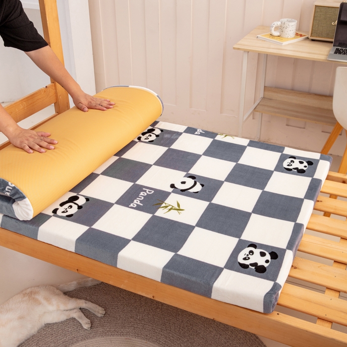 91家纺网 家纺一手货源 找家纺 北辰 2025新款冬季牛奶绒海绵床垫可拆洗软垫学生上下铺床垫 灰格熊猫