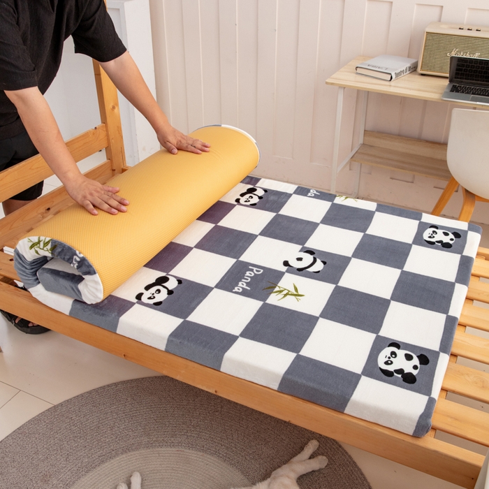 91家纺网 家纺一手货源 找家纺 北辰 2025新款冬季牛奶绒海绵床垫可拆洗软垫学生上下铺床垫 灰格熊猫