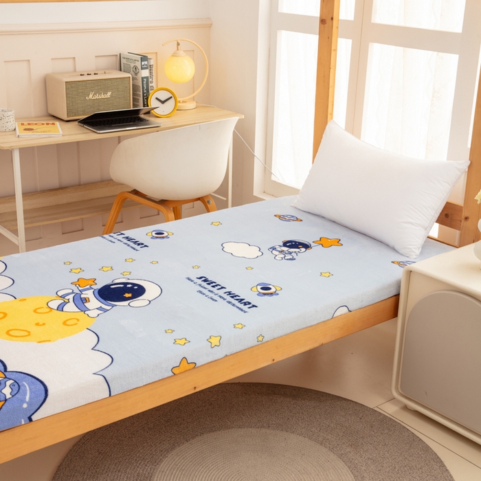 91家纺网 家纺一手货源 找家纺 北辰 2025新款冬季牛奶绒海绵床垫可拆洗软垫学生上下铺床垫 太空人