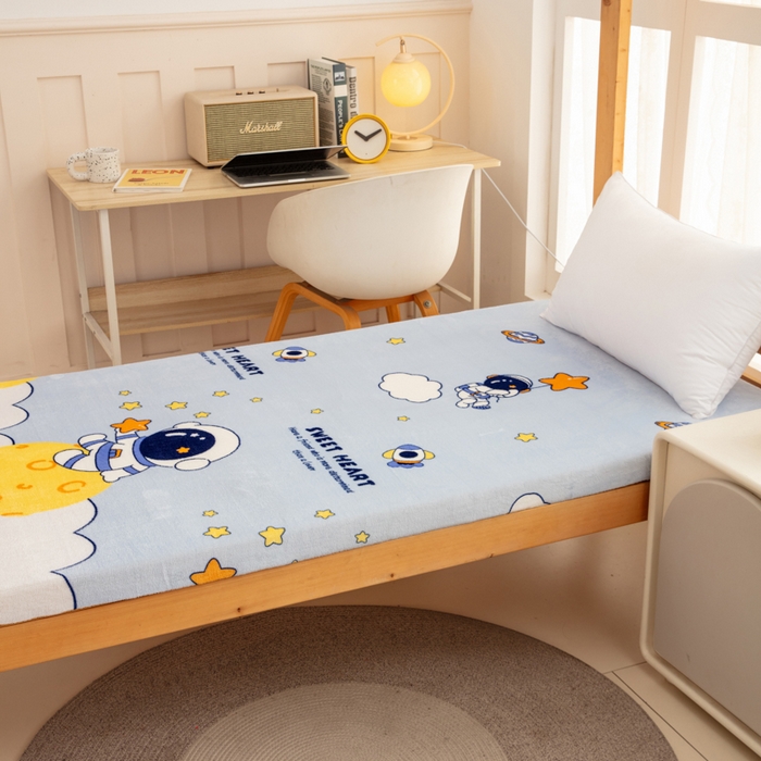 91家纺网 家纺一手货源 找家纺 北辰 2025新款冬季牛奶绒海绵床垫可拆洗软垫学生上下铺床垫 太空人