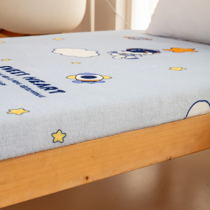 91家纺网 家纺一手货源 找家纺 北辰 2025新款冬季牛奶绒海绵床垫可拆洗软垫学生上下铺床垫 太空人