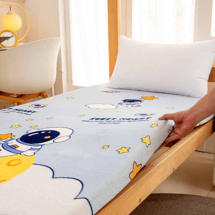 91家纺网 家纺一手货源 找家纺 北辰 2025新款冬季牛奶绒海绵床垫可拆洗软垫学生上下铺床垫 太空人