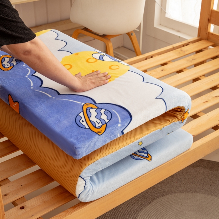 91家纺网 家纺一手货源 找家纺 北辰 2025新款冬季牛奶绒海绵床垫可拆洗软垫学生上下铺床垫 太空人