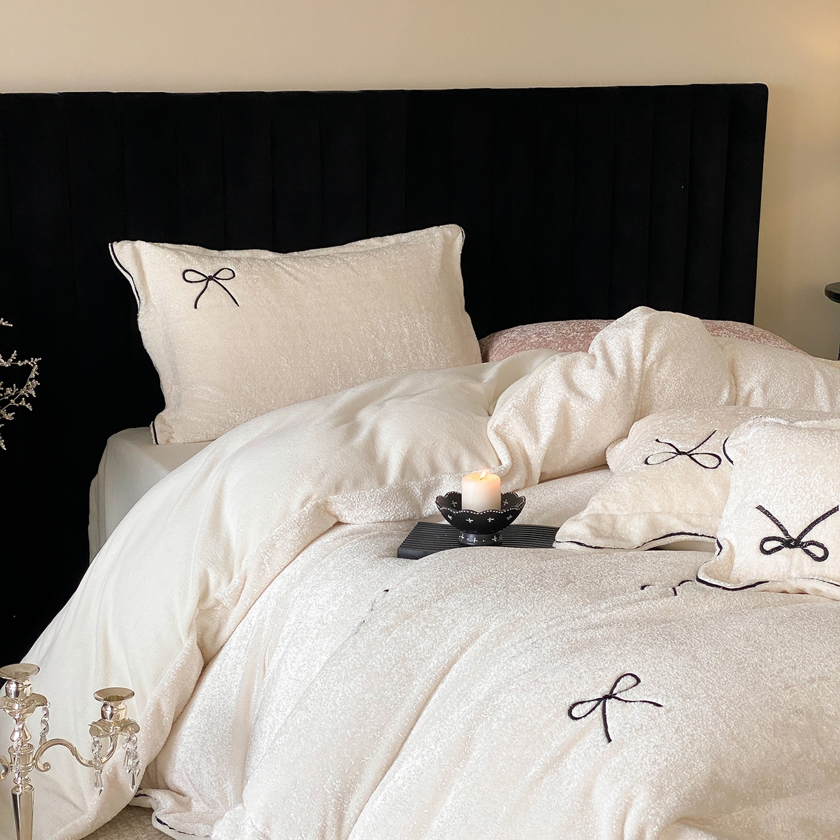 91家纺网 家纺一手货源 找家纺 星野 2025新款高克重牛奶绒云锦绒刺绣四件套-可可西里 可可西里-雪白