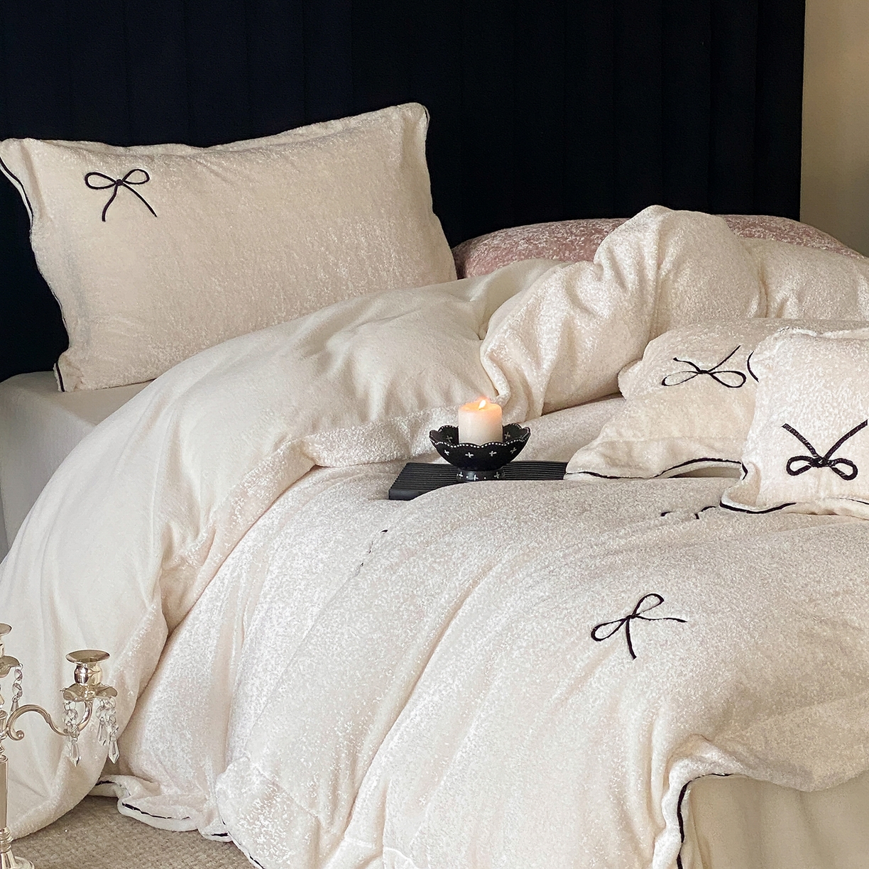 91家纺网 家纺一手货源 找家纺 星野 2025新款高克重牛奶绒云锦绒刺绣四件套-可可西里 可可西里-雪白