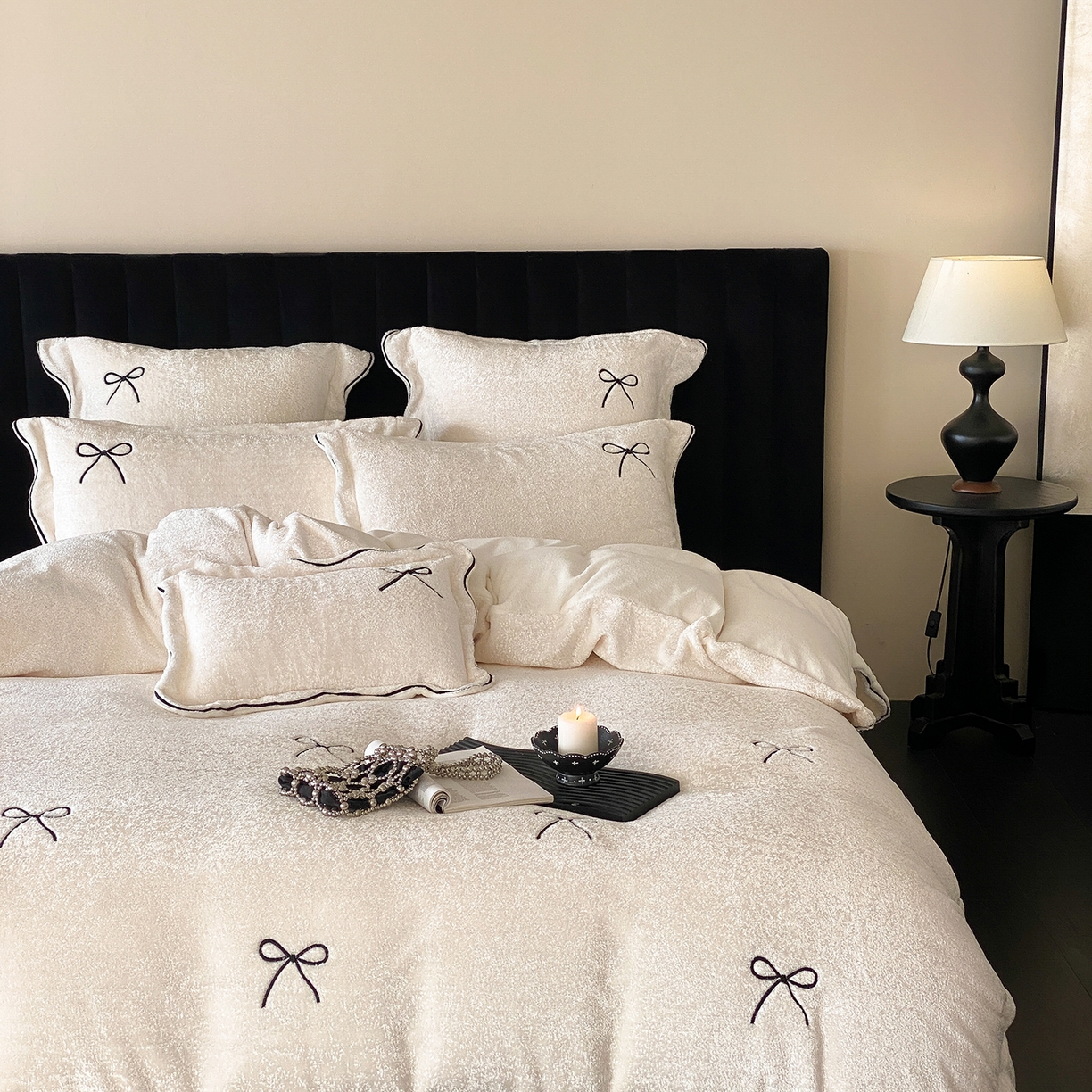 91家纺网 家纺一手货源 找家纺 星野 2025新款高克重牛奶绒云锦绒刺绣四件套-可可西里 可可西里-雪白