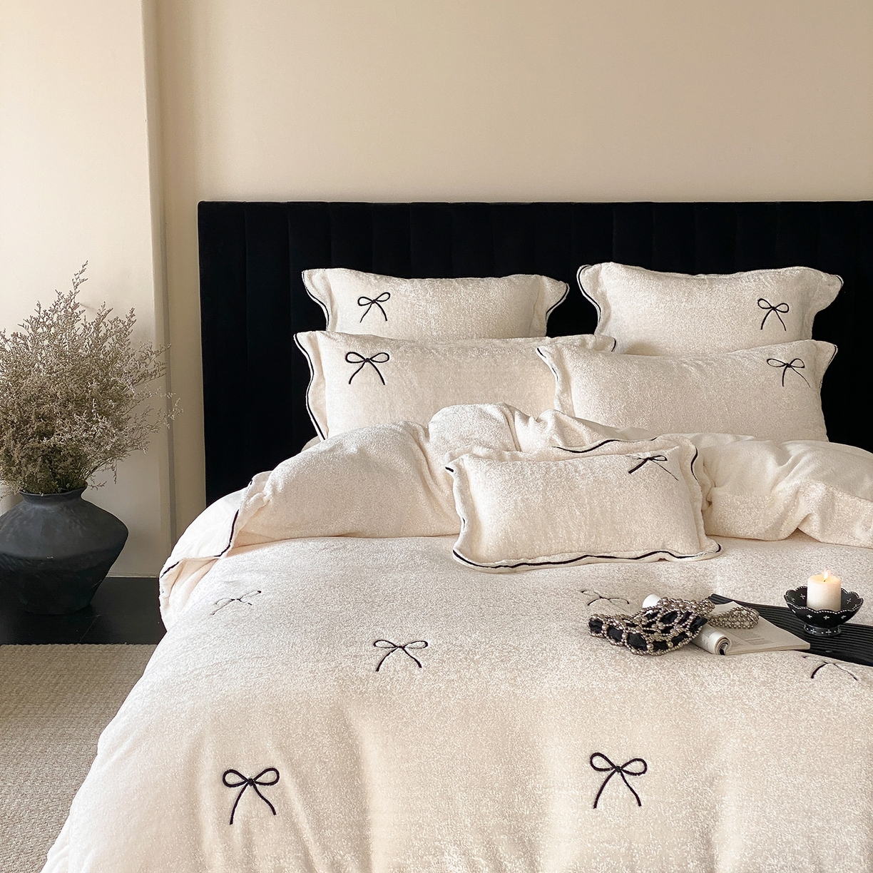 91家纺网 家纺一手货源 找家纺 星野 2025新款高克重牛奶绒云锦绒刺绣四件套-可可西里 可可西里-雪白