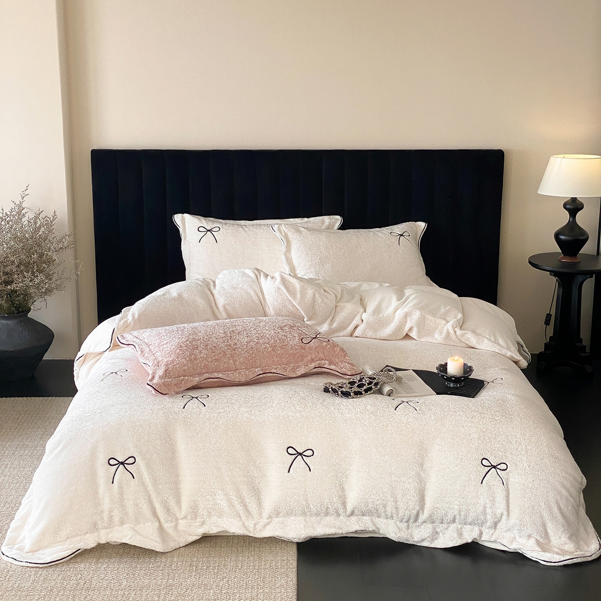 91家纺网 家纺一手货源 找家纺 星野 2025新款高克重牛奶绒云锦绒刺绣四件套-可可西里 可可西里-雪白