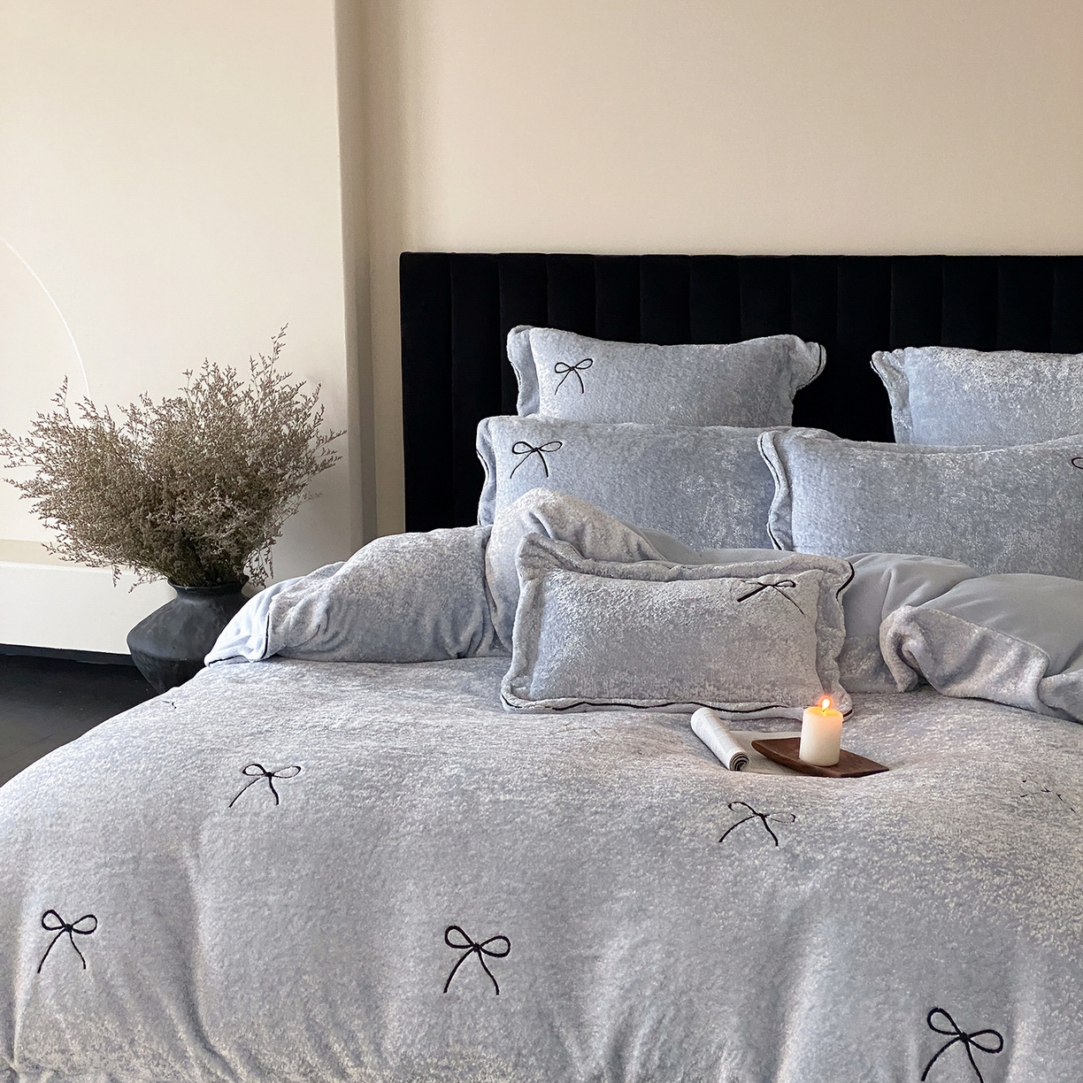 91家纺网 家纺一手货源 找家纺 星野 2025新款高克重牛奶绒云锦绒刺绣四件套-可可西里 可可西里-银蓝