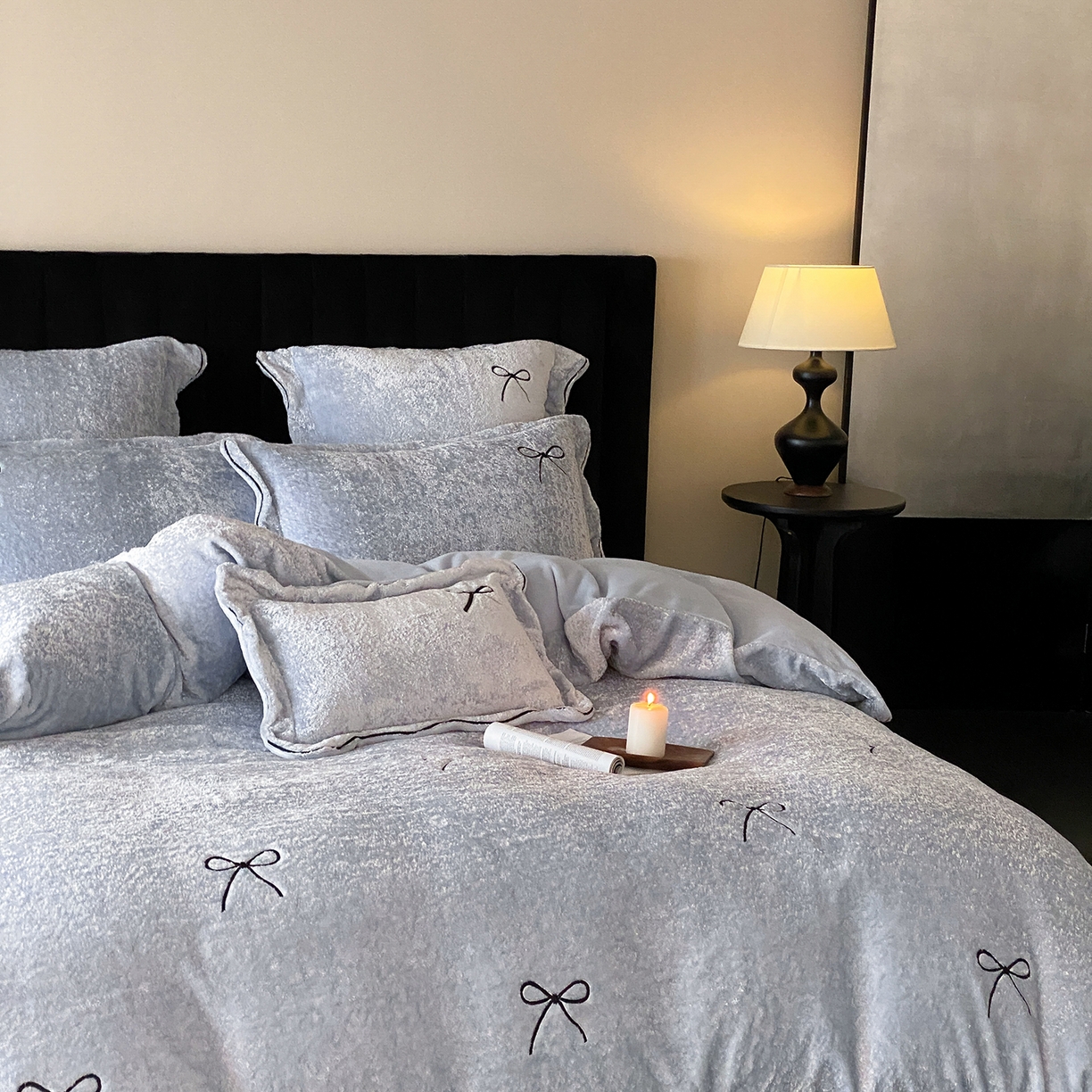 91家纺网 家纺一手货源 找家纺 星野 2025新款高克重牛奶绒云锦绒刺绣四件套-可可西里 可可西里-银蓝