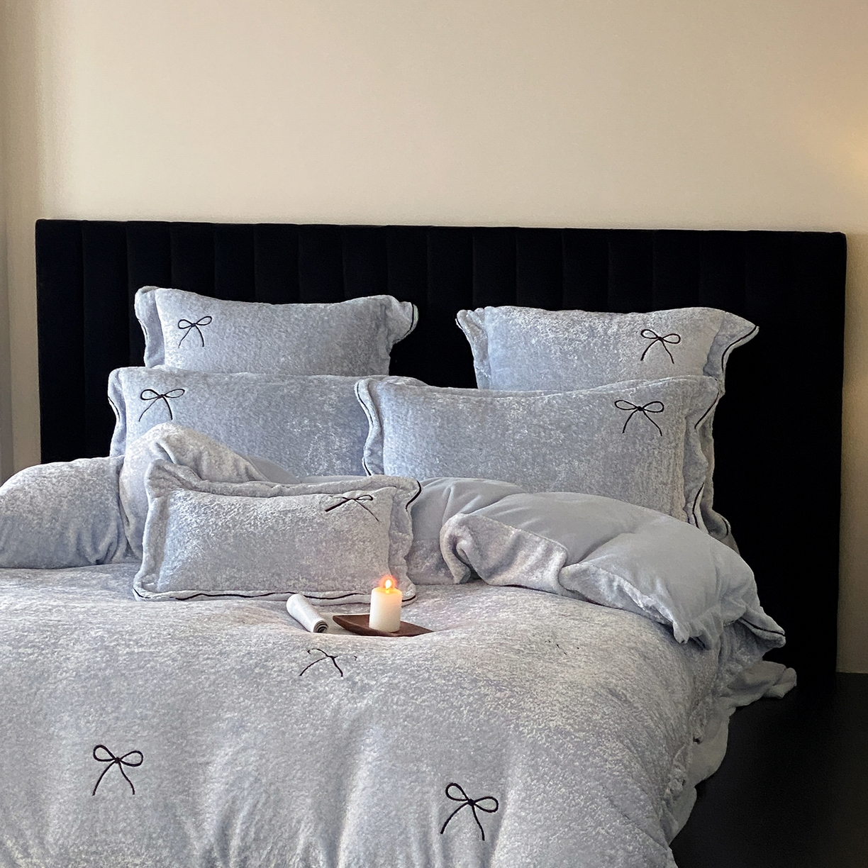 91家纺网 家纺一手货源 找家纺 星野 2025新款高克重牛奶绒云锦绒刺绣四件套-可可西里 可可西里-银蓝