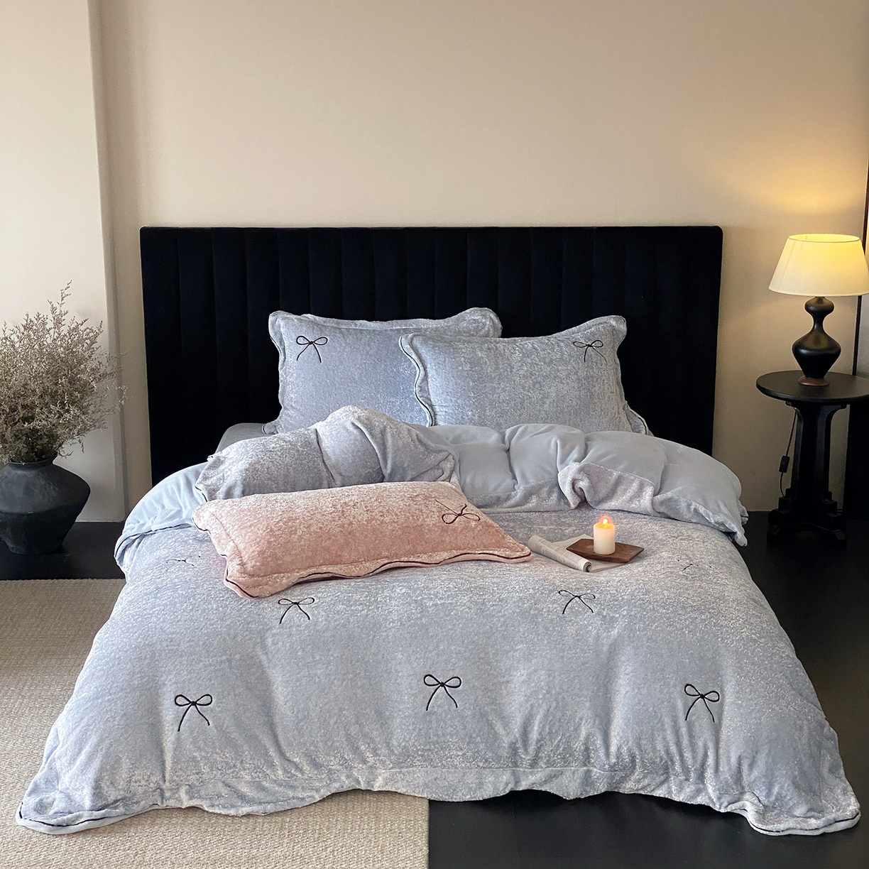 91家纺网 家纺一手货源 找家纺 星野 2025新款高克重牛奶绒云锦绒刺绣四件套-可可西里 可可西里-银蓝