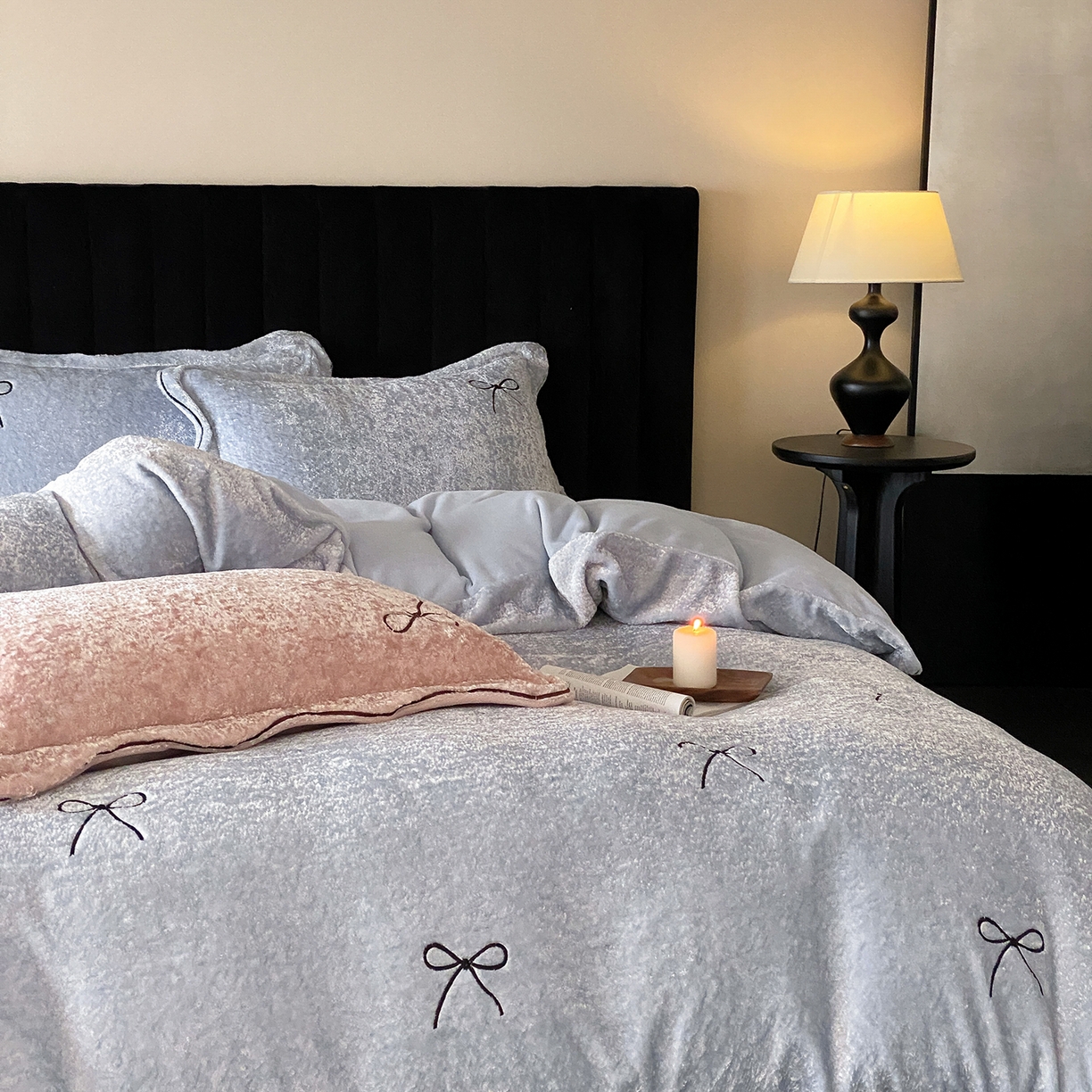 91家纺网 家纺一手货源 找家纺 星野 2025新款高克重牛奶绒云锦绒刺绣四件套-可可西里 可可西里-银蓝