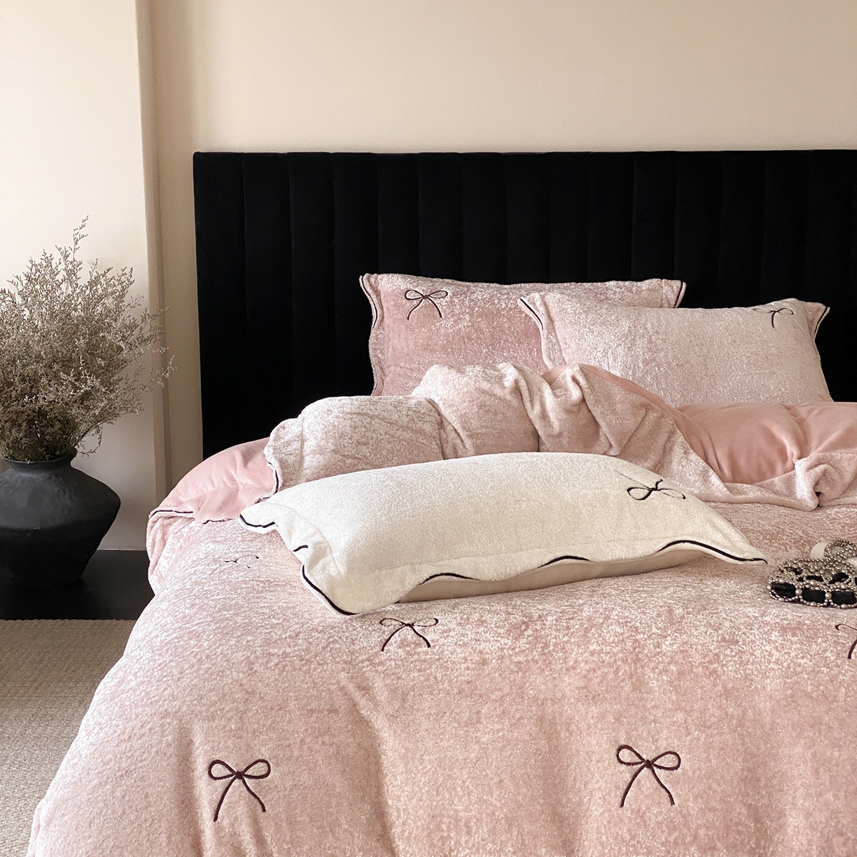 91家纺网 家纺一手货源 找家纺 星野 2025新款高克重牛奶绒云锦绒刺绣四件套-可可西里 可可西里-玉粉