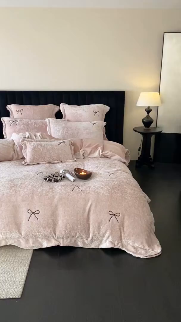 91家纺网 家纺一手货源 找家纺 星野 2025新款高克重牛奶绒云锦绒刺绣四件套-可可西里 可可西里-玉粉