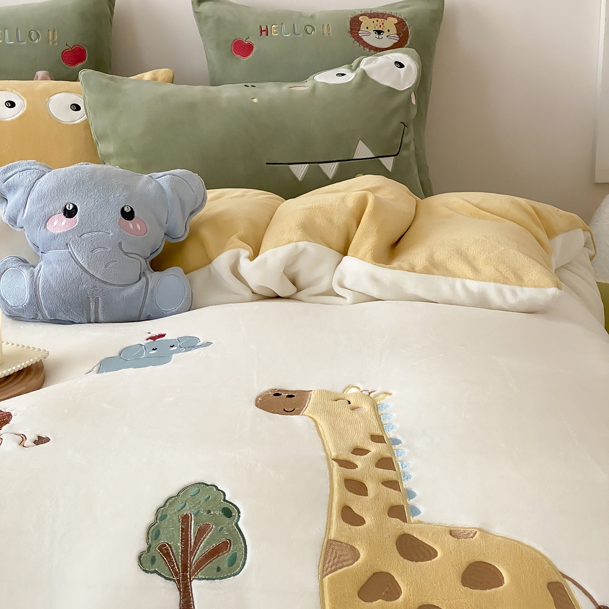 91家纺网 家纺一手货源 找家纺 （总）星野 2025新款高克重牛奶绒贴布刺绣四件套-丛林探险记