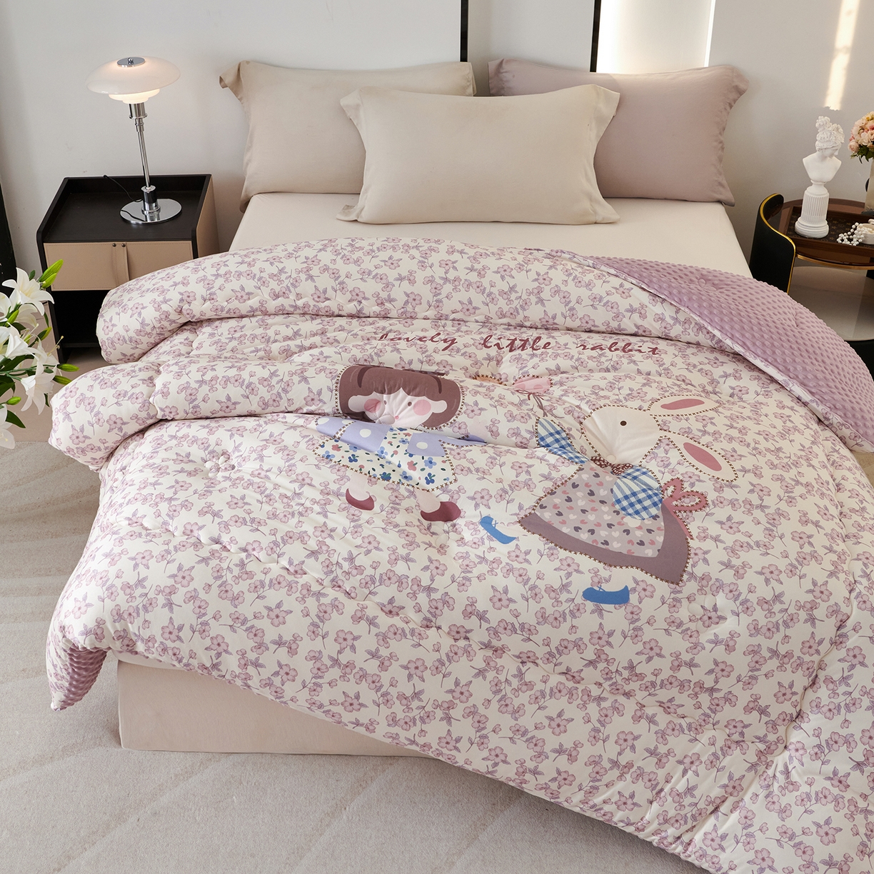 91家纺网 家纺一手货源 找家纺 缔锦家纺 2025新款大版卡通豆豆被被子被芯 邻家小兔