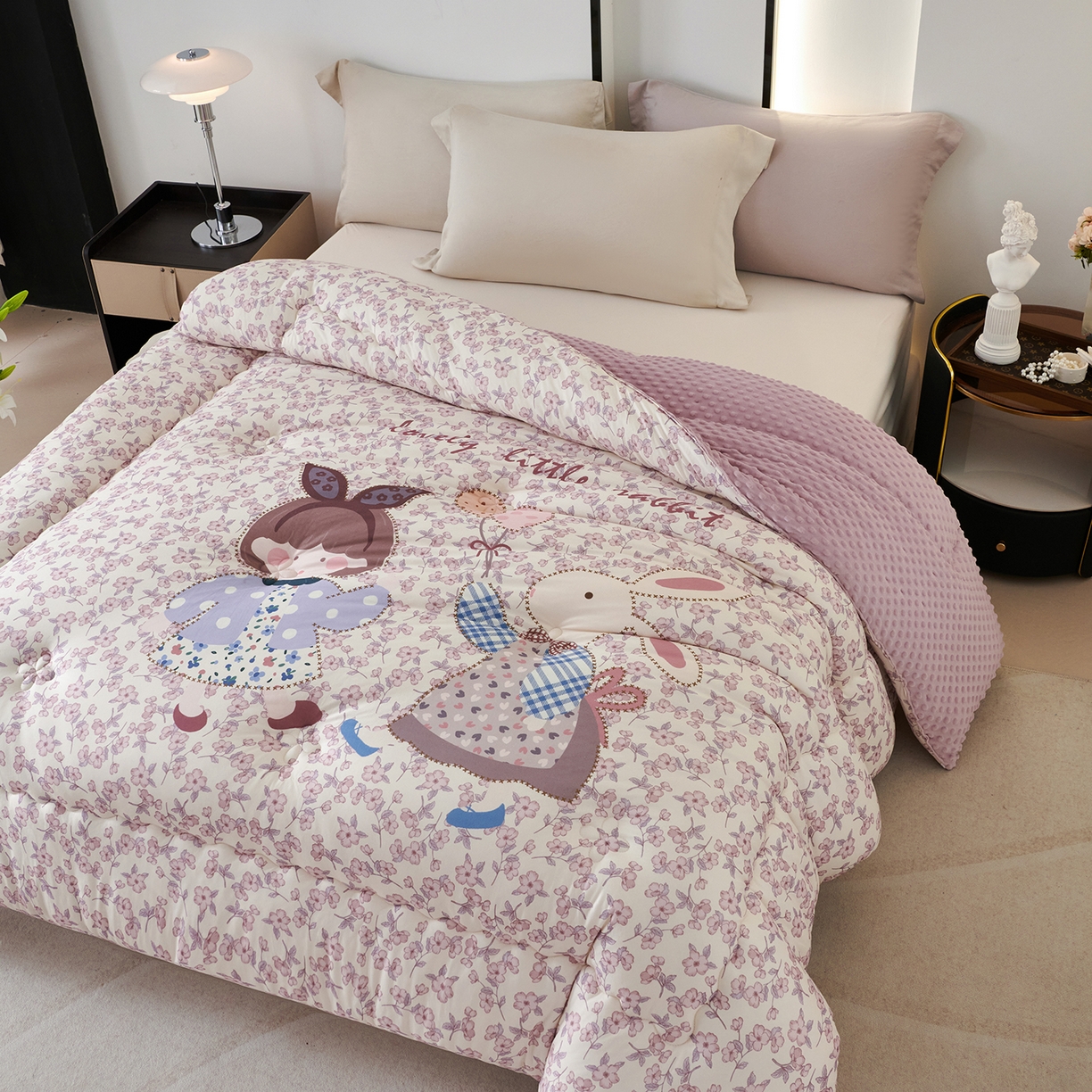 91家纺网 家纺一手货源 找家纺 缔锦家纺 2025新款大版卡通豆豆被被子被芯 邻家小兔