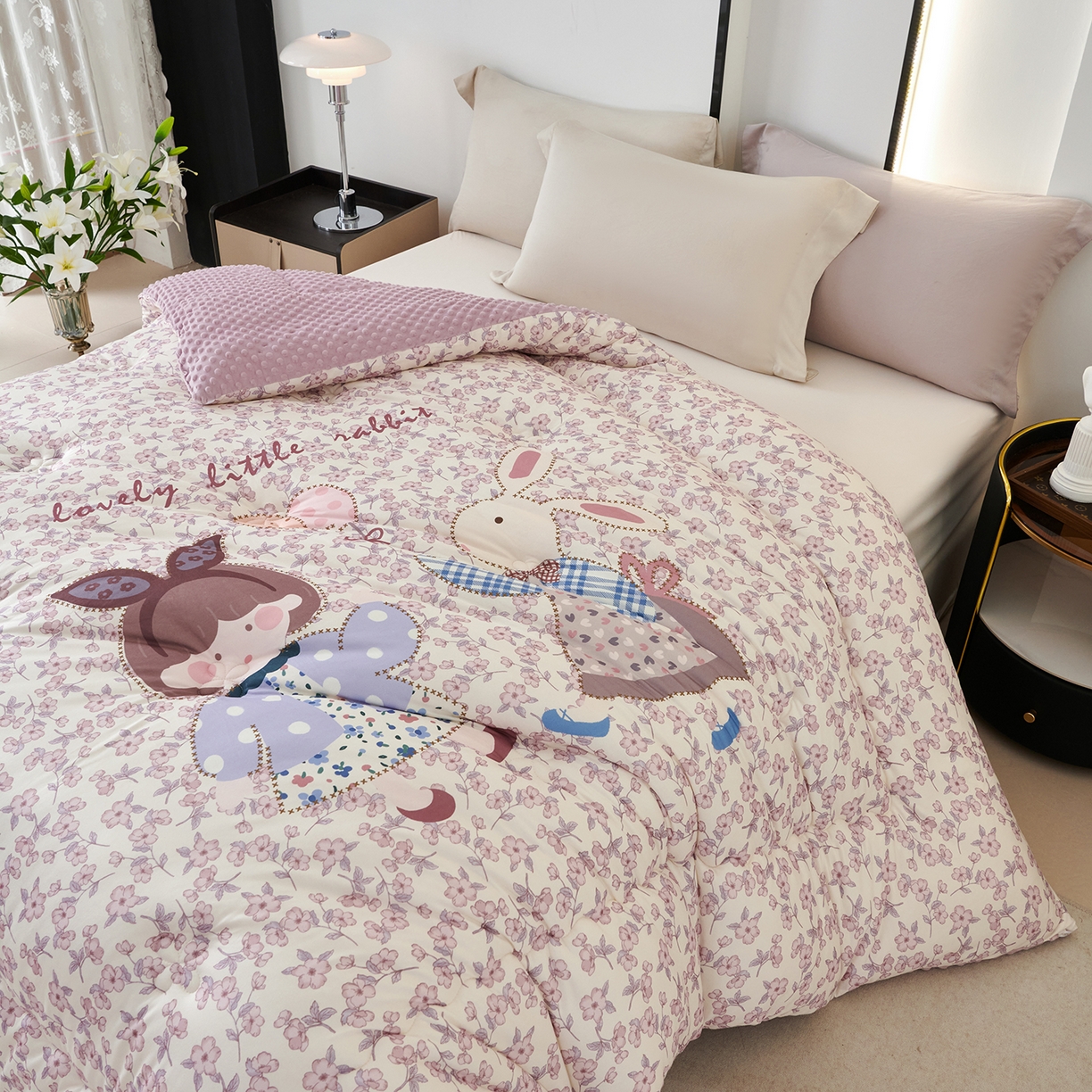 91家纺网 家纺一手货源 找家纺 缔锦家纺 2025新款大版卡通豆豆被被子被芯 邻家小兔