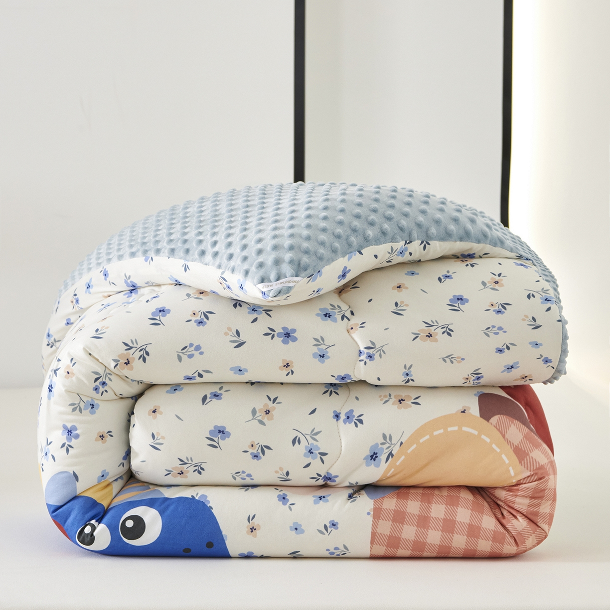 91家纺网 家纺一手货源 找家纺 缔锦家纺 2025新款大版卡通豆豆被被子被芯 冒险男孩