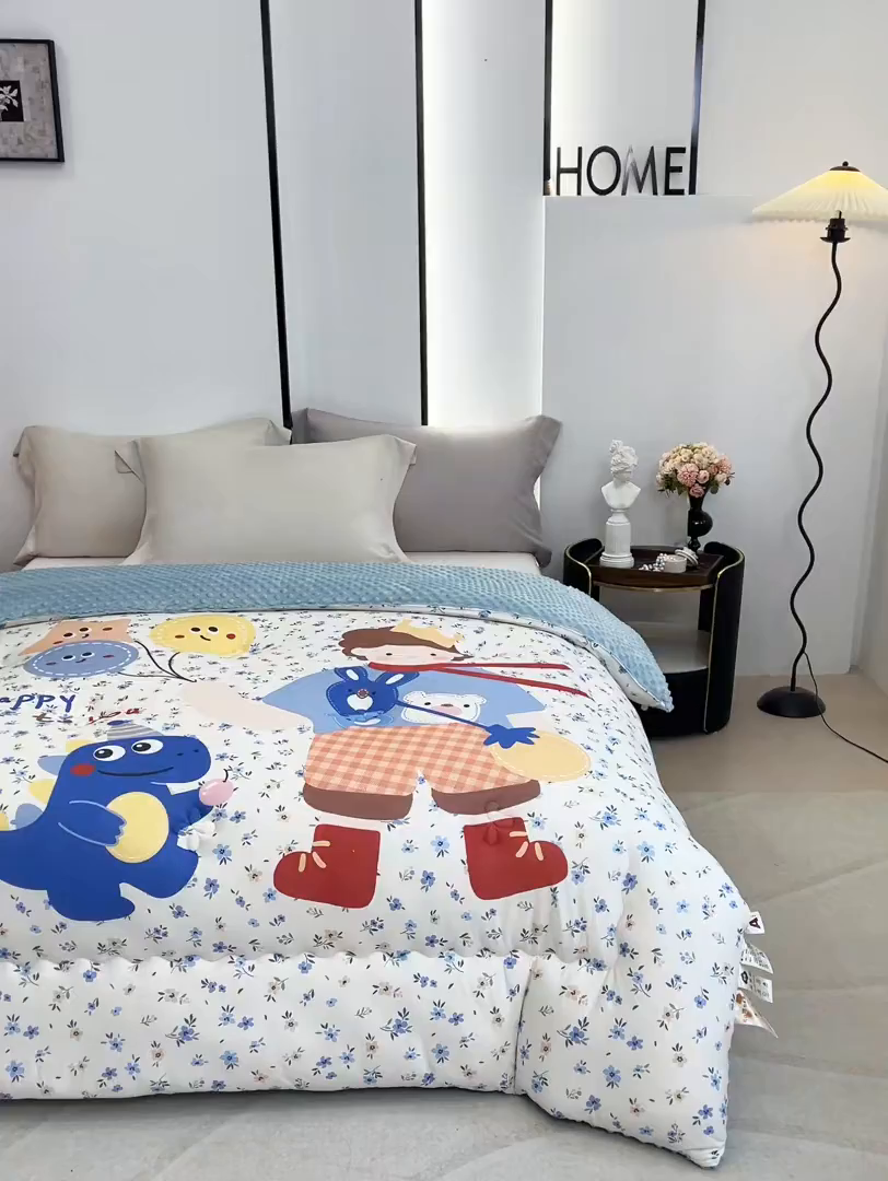 91家纺网 家纺一手货源 找家纺 缔锦家纺 2025新款大版卡通豆豆被被子被芯 冒险男孩