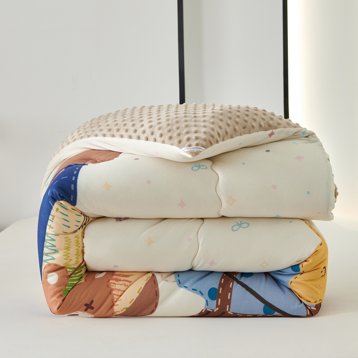 91家纺网 家纺一手货源 找家纺 缔锦家纺 2025新款大版卡通豆豆被被子被芯 萌宠聚会