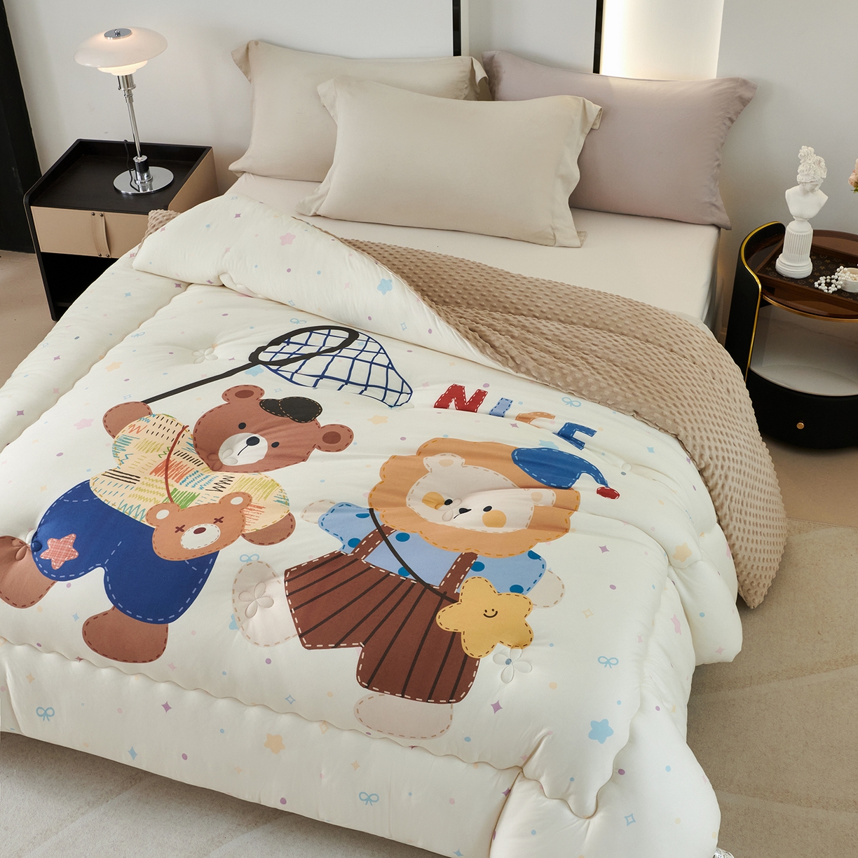 91家纺网 家纺一手货源 找家纺 缔锦家纺 2025新款大版卡通豆豆被被子被芯 萌宠聚会