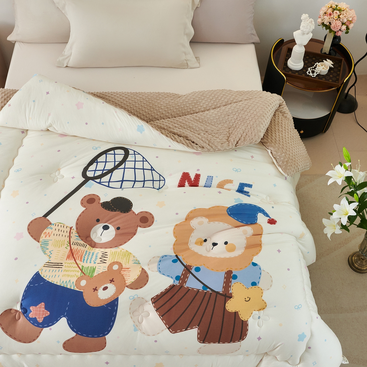 91家纺网 家纺一手货源 找家纺 缔锦家纺 2025新款大版卡通豆豆被被子被芯 萌宠聚会