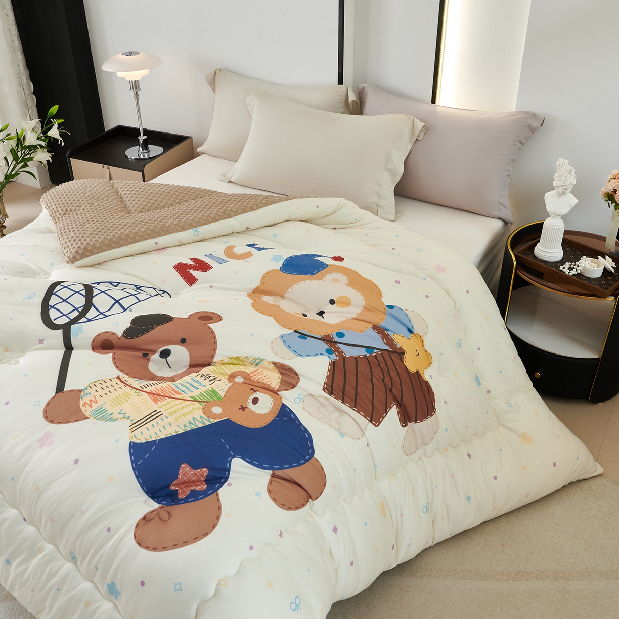 91家纺网 家纺一手货源 找家纺 缔锦家纺 2025新款大版卡通豆豆被被子被芯 萌宠聚会