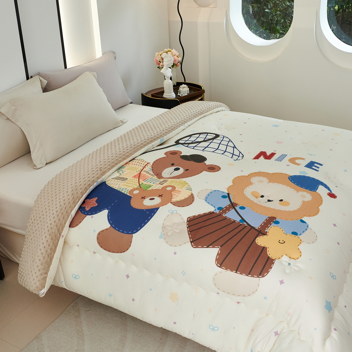 91家纺网 家纺一手货源 找家纺 缔锦家纺 2025新款大版卡通豆豆被被子被芯 萌宠聚会